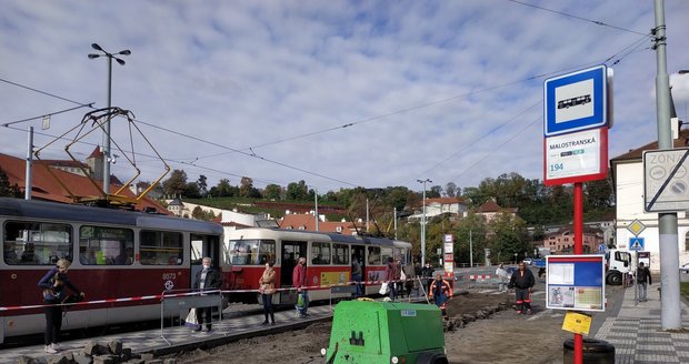 DPP rozšířil nástupní ostrůvek na zastávce tramvají Malostranská na Klárově. Jde o dočasné řešení, dokud nedojde ke kompletní rekonstrukci celého Klárova. Ta by měla být hotová do 5 let.
