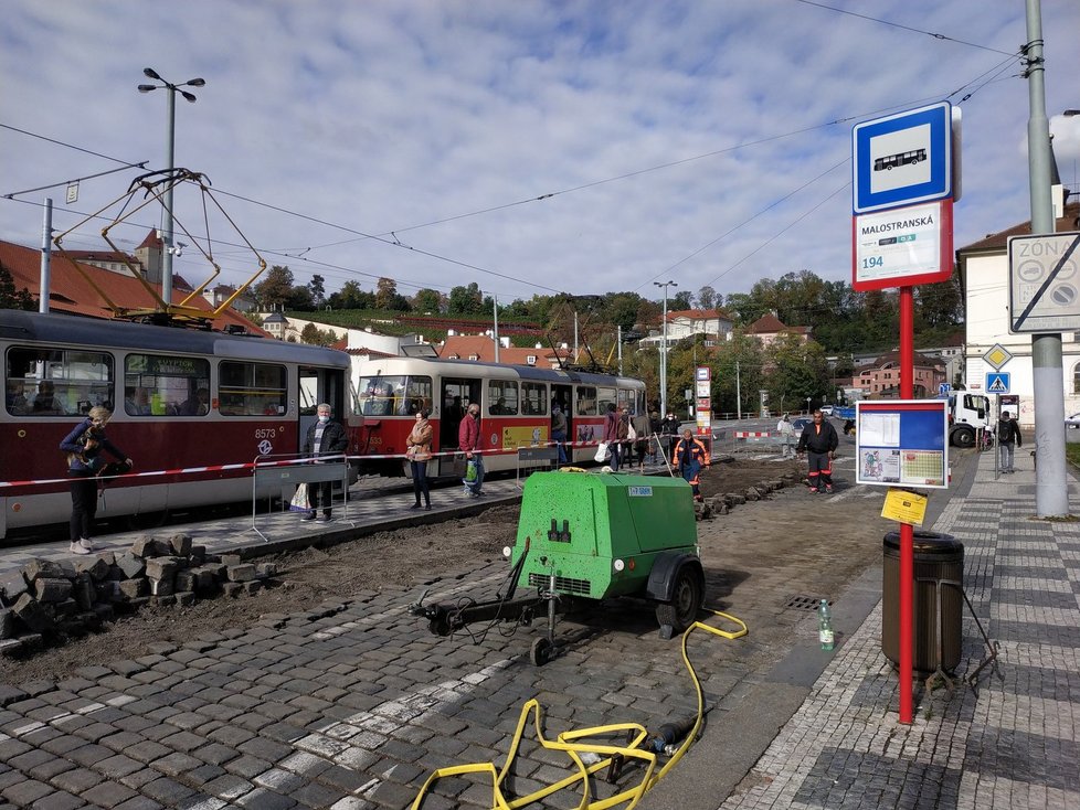 DPP rozšířil nástupní ostrůvek na zastávce tramvají Malostranská na Klárově. Jde o dočasné řešení, dokud nedojde ke kompletní rekonstrukci celého Klárova. Ta by měla být hotová do 5 let.