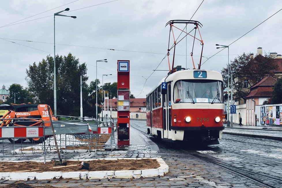 DPP rozšířil nástupní ostrůvek na zastávce tramvají Malostranská na Klárově. Jde o dočasné řešení, dokud nedojde ke kompletní rekonstrukci celého Klárova. Ta by měla být hotová do 5 let.