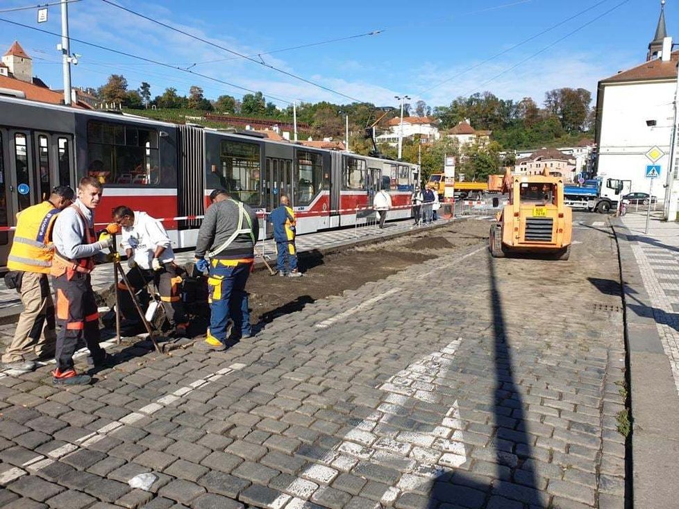 DPP rozšířil nástupní ostrůvek na zastávce tramvají Malostranská na Klárově. Jde o dočasné řešení, dokud nedojde ke kompletní rekonstrukci celého Klárova. Ta by měla být hotová do 5 let.