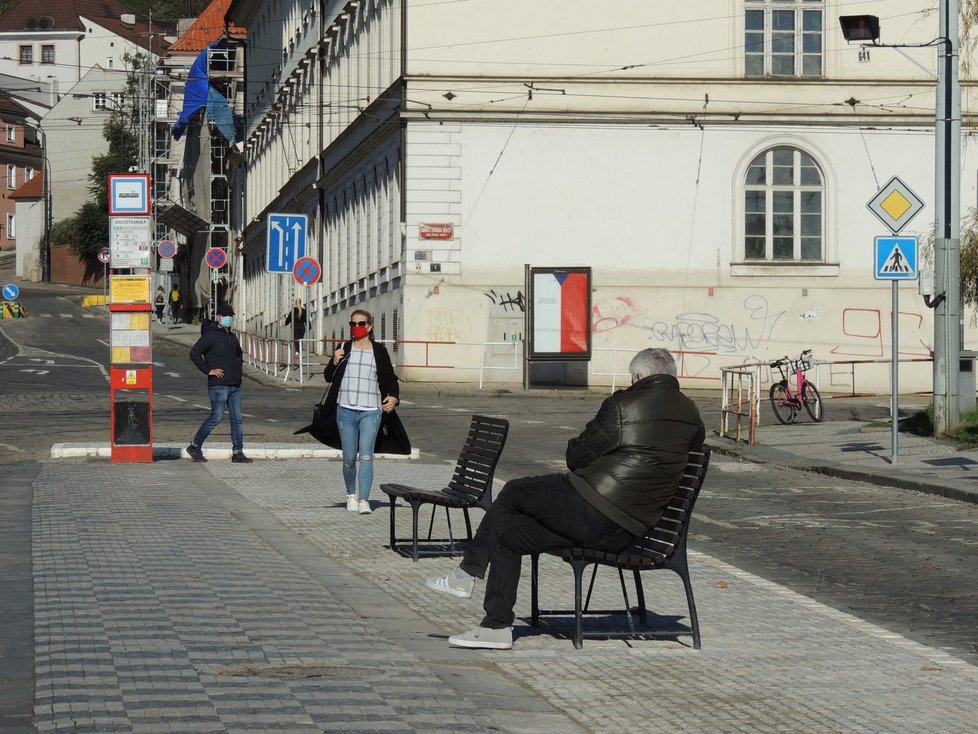 DPP rozšířil nástupní ostrůvek na zastávce tramvají Malostranská na Klárově. Jde o dočasné řešení, dokud nedojde ke kompletní rekonstrukci celého Klárova. Ta by měla být hotová do 5 let.