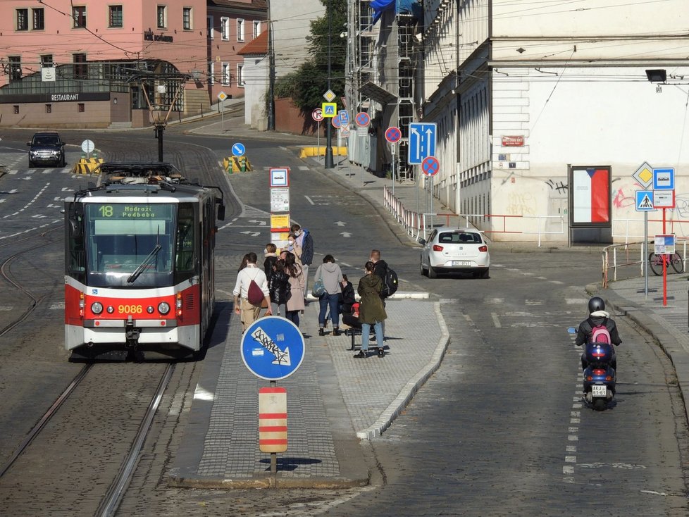 DPP rozšířil nástupní ostrůvek na zastávce tramvají Malostranská na Klárově. Jde o dočasné řešení, dokud nedojde ke kompletní rekonstrukci celého Klárova. Ta by měla být hotová do 5 let.