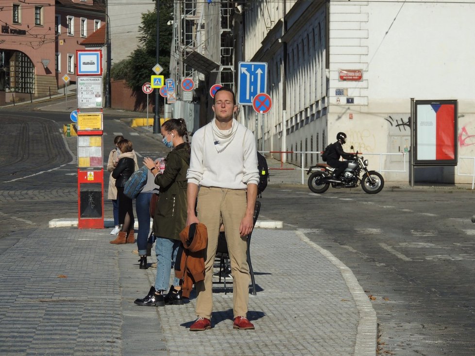 DPP rozšířil nástupní ostrůvek na zastávce tramvají Malostranská na Klárově. Jde o dočasné řešení, dokud nedojde ke kompletní rekonstrukci celého Klárova. Ta by měla být hotová do 5 let.