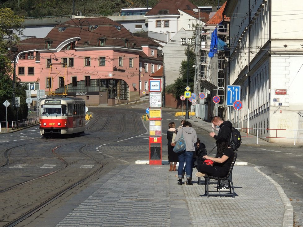 DPP rozšířil nástupní ostrůvek na zastávce tramvají Malostranská na Klárově. Jde o dočasné řešení, dokud nedojde ke kompletní rekonstrukci celého Klárova. Ta by měla být hotová do 5 let.