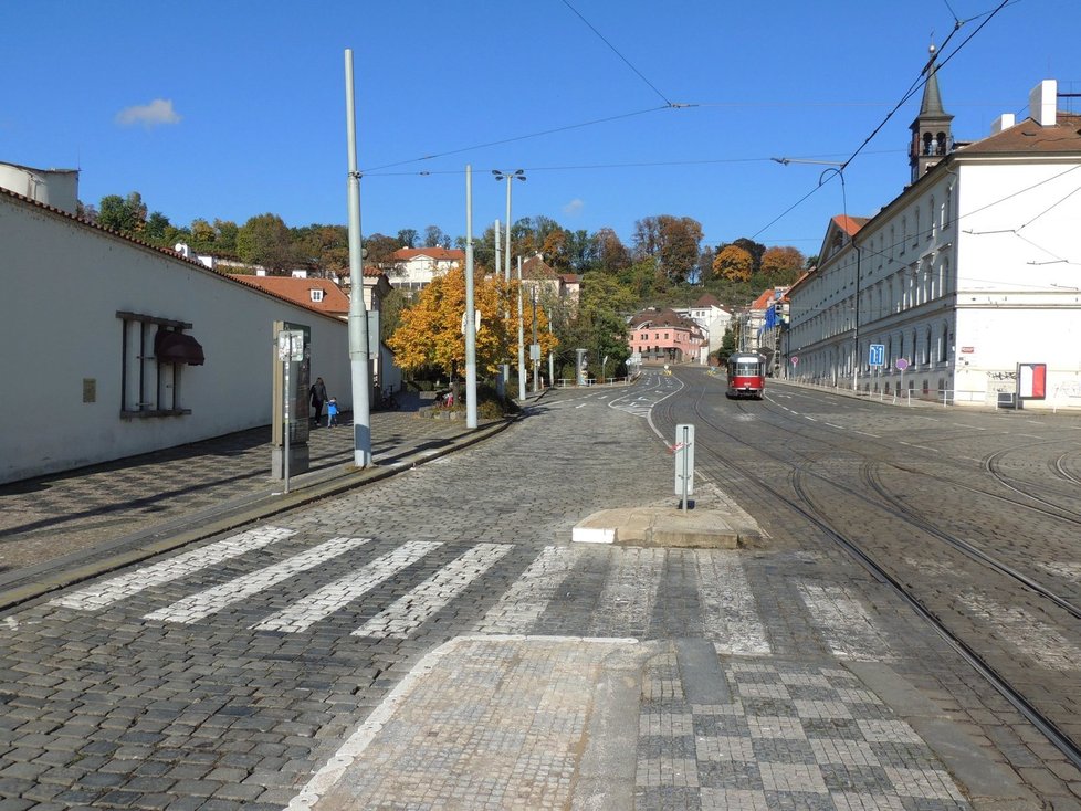 DPP rozšířil nástupní ostrůvek na zastávce tramvají Malostranská na Klárově. Jde o dočasné řešení, dokud nedojde ke kompletní rekonstrukci celého Klárova. Ta by měla být hotová do 5 let.