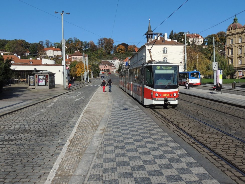 DPP rozšířil nástupní ostrůvek na zastávce tramvají Malostranská na Klárově. Jde o dočasné řešení, dokud nedojde ke kompletní rekonstrukci celého Klárova. Ta by měla být hotová do 5 let.