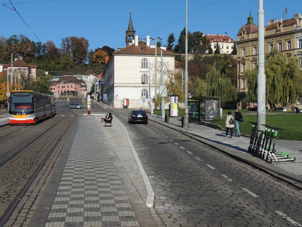 DPP rozšířil nástupní ostrůvek na zastávce tramvají Malostranská na Klárově. Jde o dočasné řešení, dokud nedojde ke kompletní rekonstrukci celého Klárova. Ta by měla být hotová do 5 let.