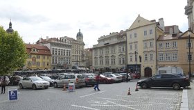 Dolní část Malostranského náměstí s parkovištěm a zastávkami tramvají