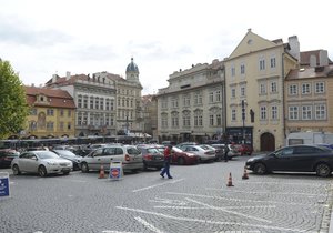 Dolní část Malostranského náměstí s parkovištěm a zastávkami tramvají