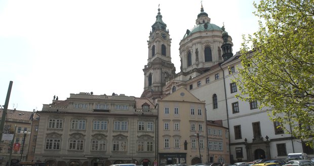 Pohled na parkoviště na Malostranském náměstí a kostel svatého Mikuláše v pozadí