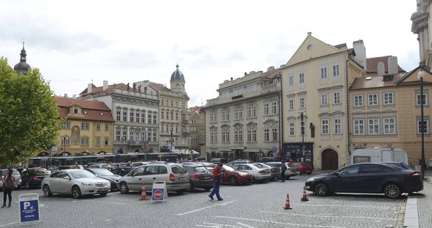 Dolní část Malostranského náměstí s parkovištěm a zastávkami tramvají
