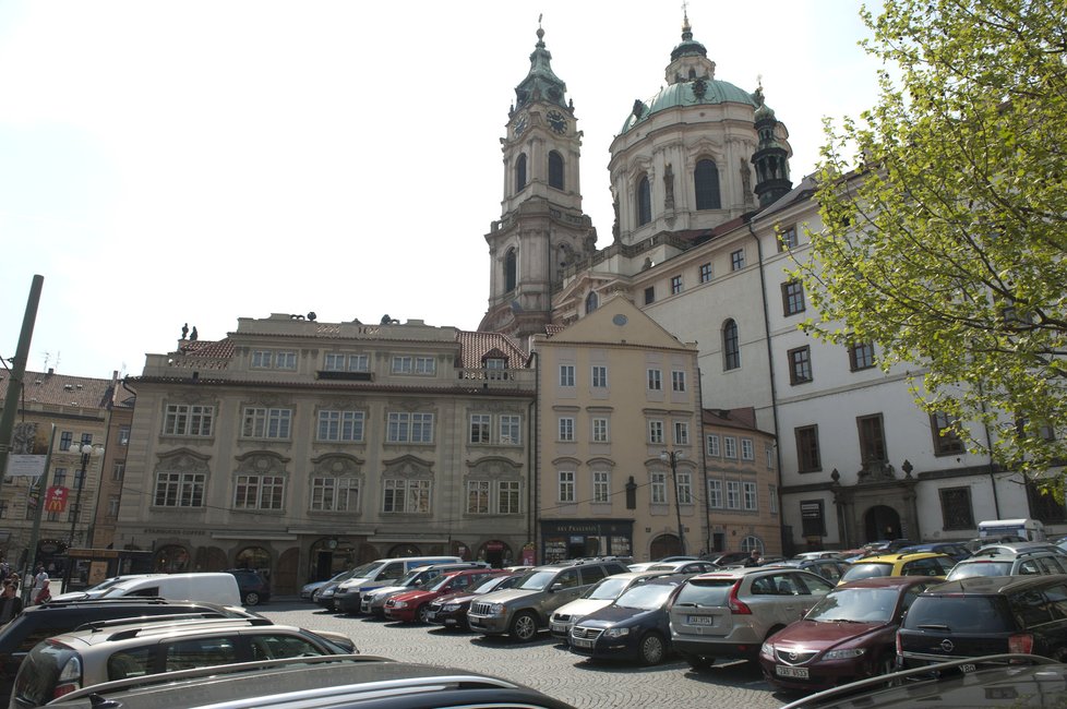 Pohled na parkoviště na Malostranském náměstí a kostel svatého Mikuláše v pozadí