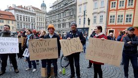 Demonstrace na Malostranském náměstí během jednání poslanecké sněmovny o zrušení veřejnoprávních poplatků
