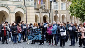 Demonstrace na Malostranském náměstí během jednání poslanecké sněmovny o zrušení veřejnoprávních poplatků