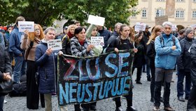 Demonstrace na Malostranském náměstí během jednání poslanecké sněmovny o zrušení veřejnoprávních poplatků