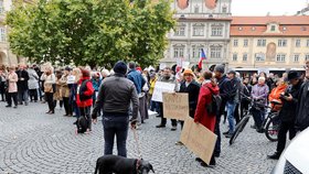 Demonstrace na Malostranském náměstí během jednání poslanecké sněmovny o zrušení veřejnoprávních poplatků