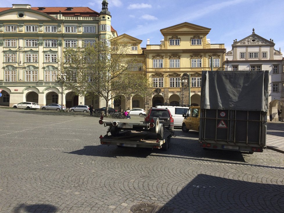 Na Malostranském náměstí parkovala desítka aut. Mohlo za to natáčení filmu nedaleko.