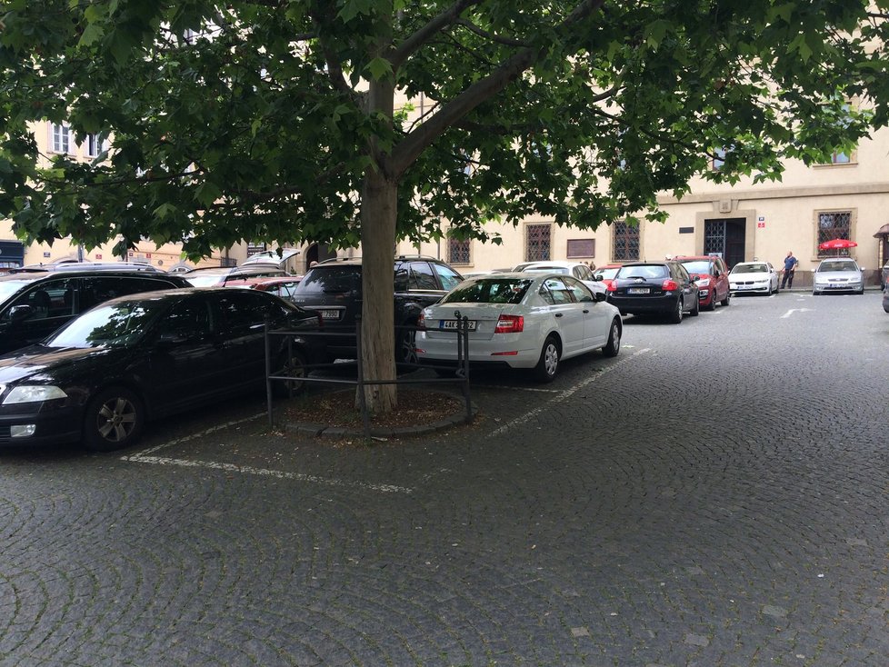 Z Malostranského náměstí od léta zmizí parkoviště pro automobily.