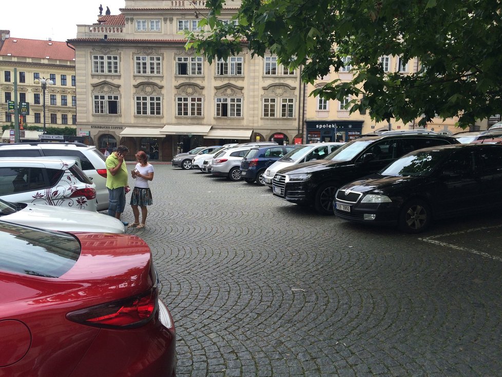 Z Malostranského náměstí zmizelo parkoviště pro automobily.