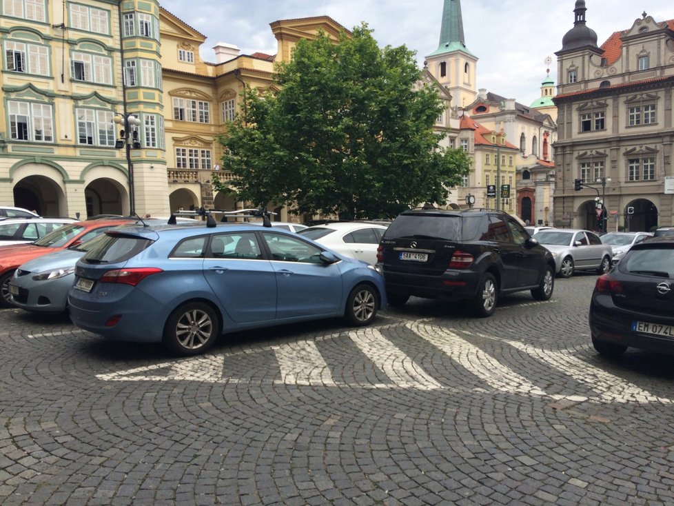 Z Malostranského náměstí zmizelo parkoviště pro automobily.