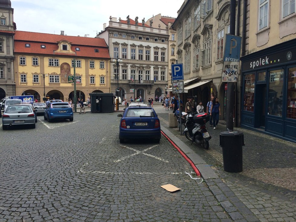 Z Malostranského náměstí zmizelo parkoviště pro automobily.