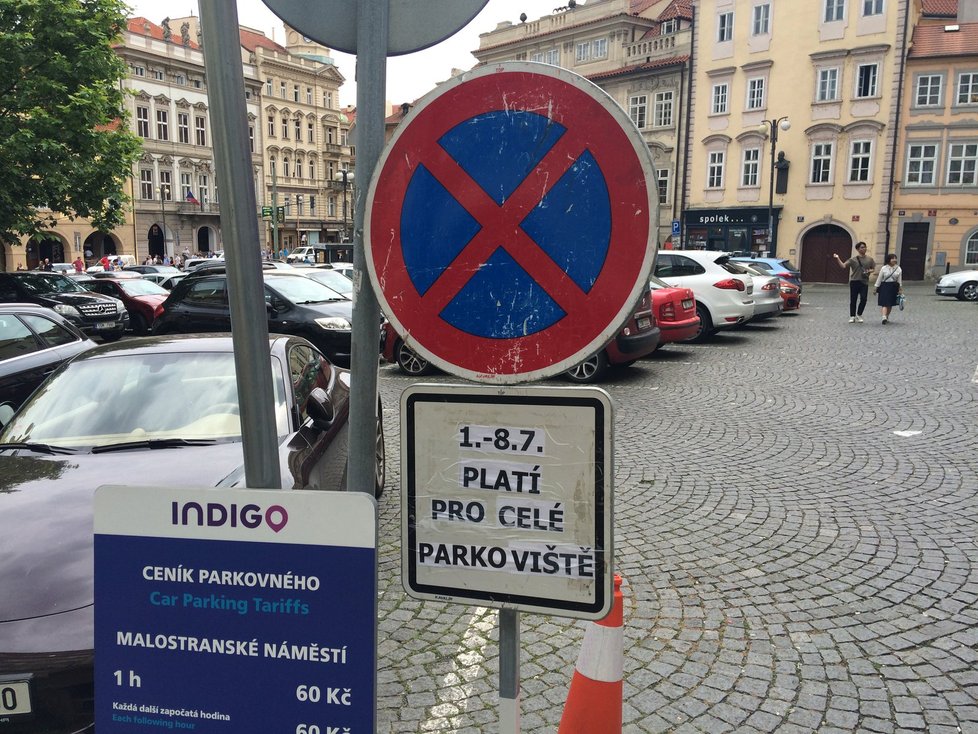 Z Malostranského náměstí od léta zmizí parkoviště pro automobily.