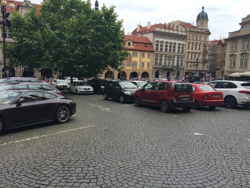 Z Malostranského náměstí zmizelo parkoviště pro automobily.