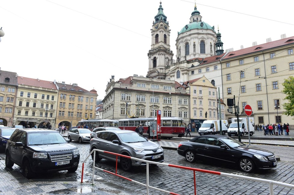 V místech dnešního Malostranského náměstí a Mostecké ulice bývalo v raném středověku velké tržiště, kde se mimo jiné kupčilo s otroky. (ilustrační foto)