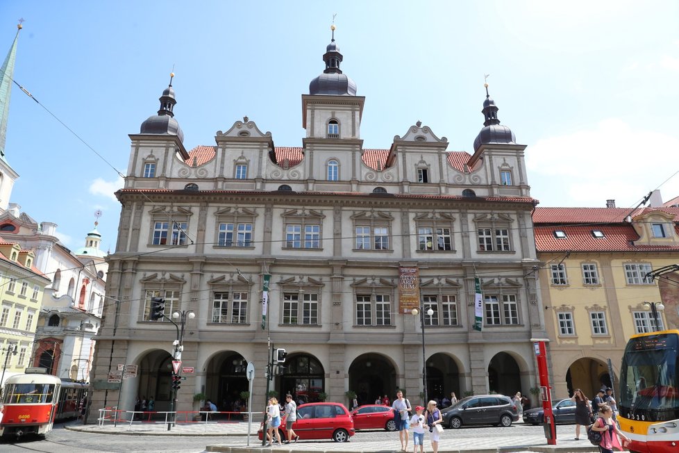 V místech dnešního Malostranského náměstí a Mostecké ulice bývalo v raném středověku velké tržiště, kde se mimo jiné kupčilo s otroky. (ilustrační foto)