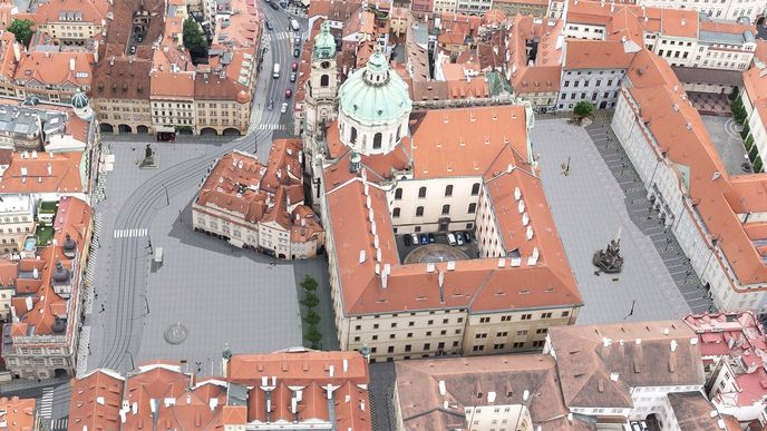 Architekti vypracovali 40 návrhů, podle nichž by se mohlo v budoucnu proměnit Malostranské náměstí v Praze.