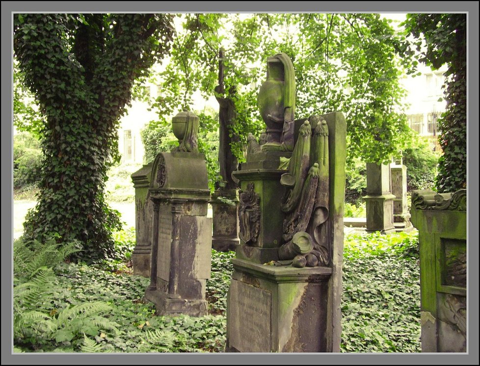 Malostranský hřbitov najdete hned u zastávky tramvaje Bertramka.