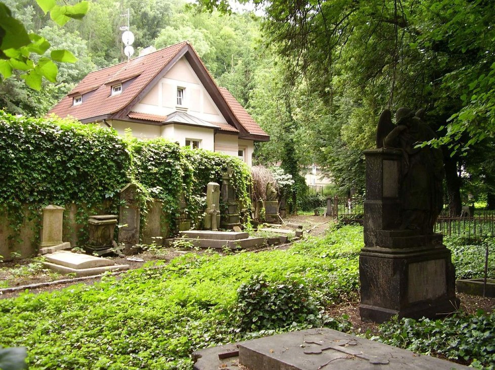 Malostranský hřbitov najdete hned u zastávky tramvaje Bertramka.