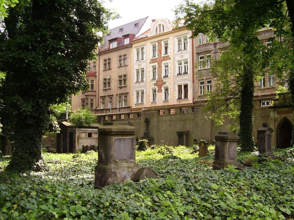 Malostranský hřbitov najdete hned u zastávky tramvaje Bertramka.