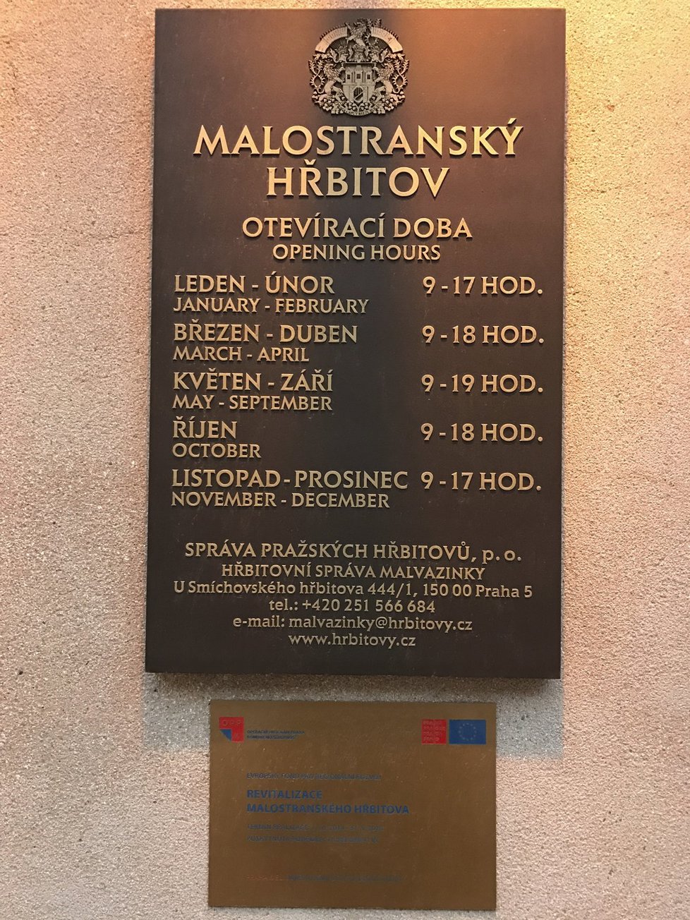 Malostranský hřbitov s kostelem Nejsvětější trojice