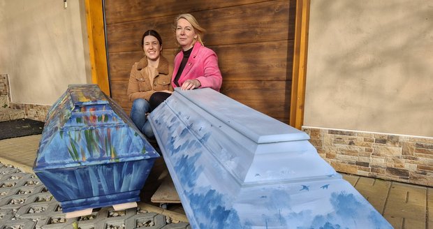 Mirka Kosečková (33) a Markéta Pešková  (47) nabízejí malované rakve s řadou zajímavých motivů.