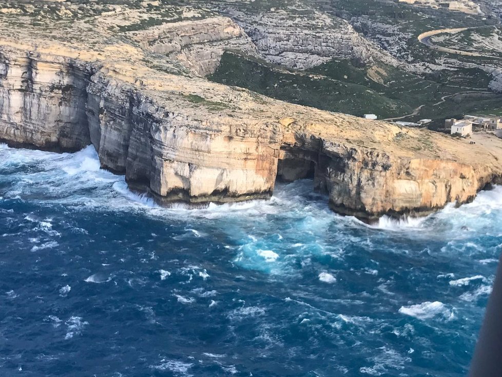 Azurové okno na Maltě zničila bouře.