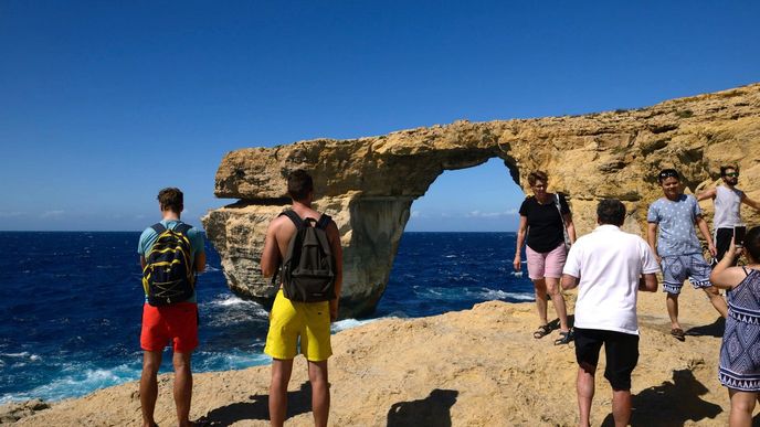 Azurové okno na Maltě podlehlo v březnu letošního roku větrné erozi a nezodpovědnému chování turistů.