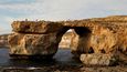 Azurové okno na Maltě podlehlo v březnu letošního roku větrné erozi a nezodpovědnému chování turistů.