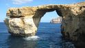 Azurové okno na Maltě podlehlo v březnu letošního roku větrné erozi a nezodpovědnému chování turistů.