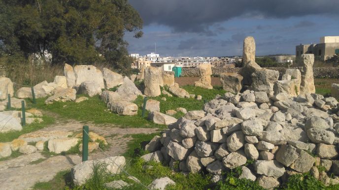 Trosky megalitického chrámu Borġ in-Nadur.