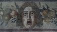Detail tváře na mozaice vystavené v Muzeu římské vily v Mdině.