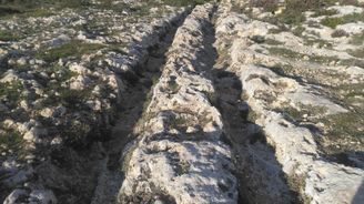 Putování historickou Maltou: Podzemní hrobky, ohromující chrámy, ale i tajemné, tisíce let staré koleje