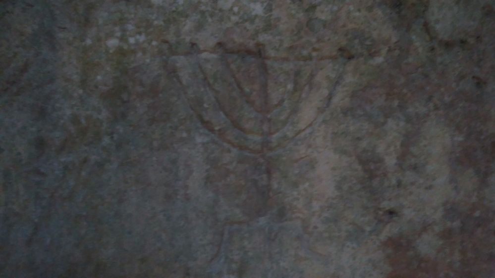 Židovská Memora vytesaná na zdi v jedné kryptě Katakomb svatého Pavla a svaté Agáty.