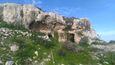 Vrchol kopce, v němž se nachází jeskyně Kalypsó.