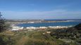 Výhled z jeskyně Kalypsó na záliv s pláží Għadira.