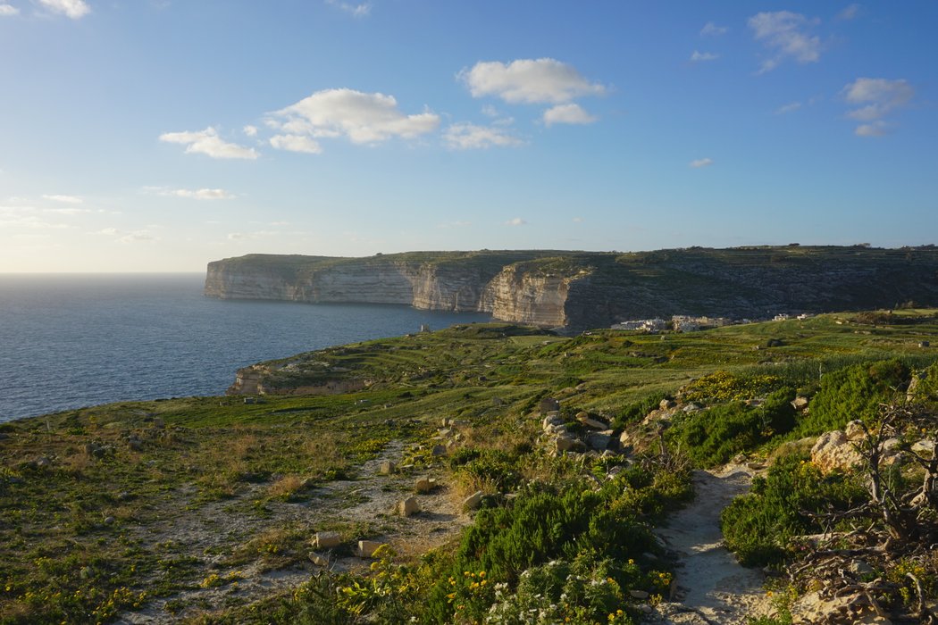 Stezka na útesech Sanap na ostrově Gozo