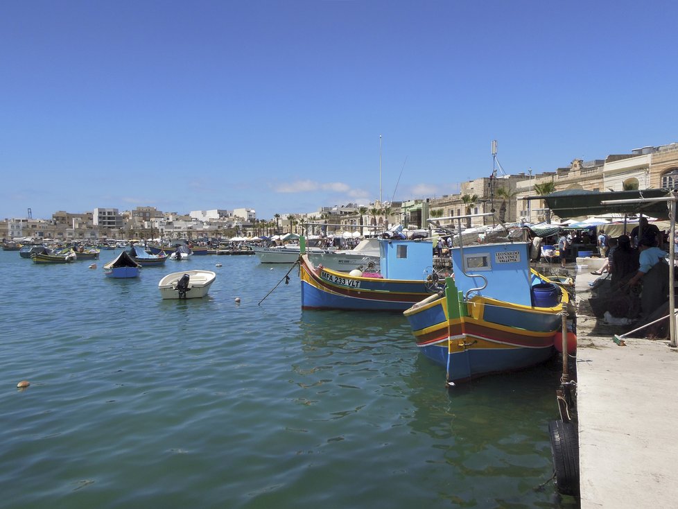V přístavu Marsaxlokk ochutnejte čerstvé úlovky rybářů.