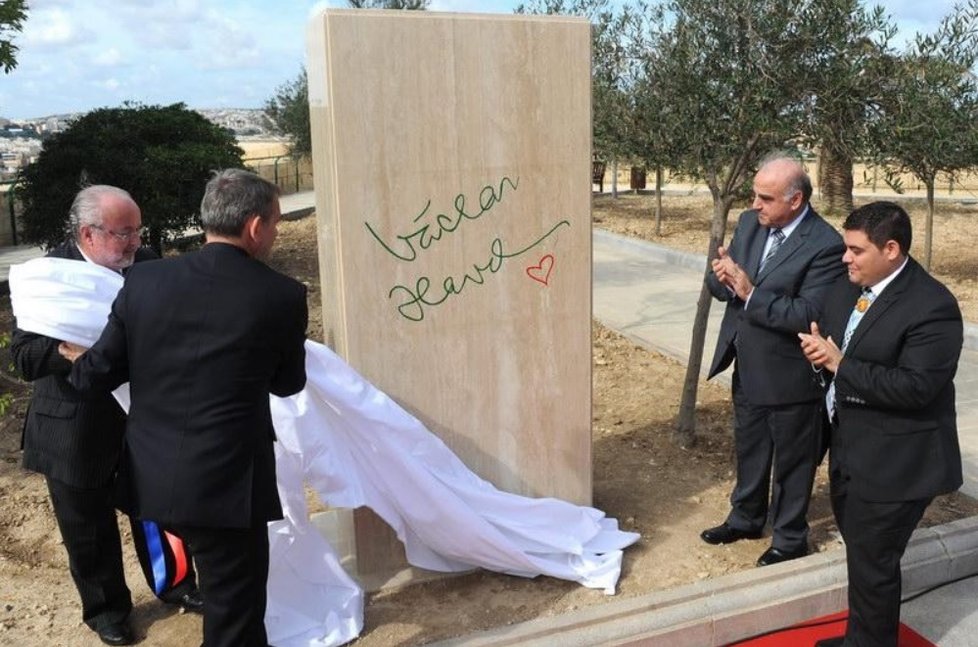 Foto z odhalení pomníku Václava Havla v maltské La Vallettě (8. listopadu 2013)