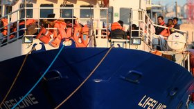 Francie přijala první skupinu migrantů z lodi Lifeline
