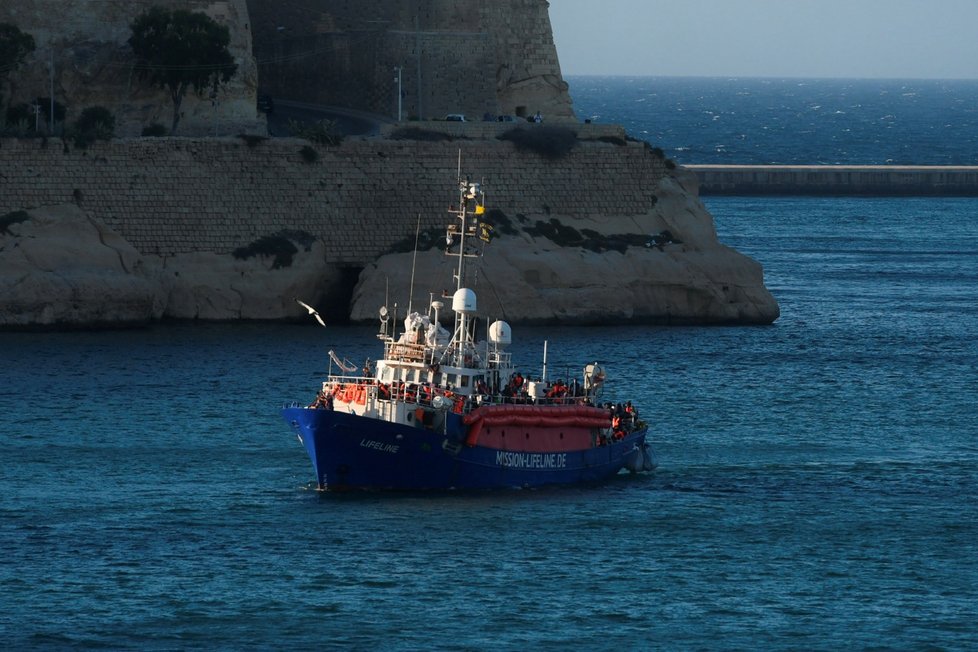Migranti z lodi Lifeline dorazili na Maltu (27. 6. 2018)